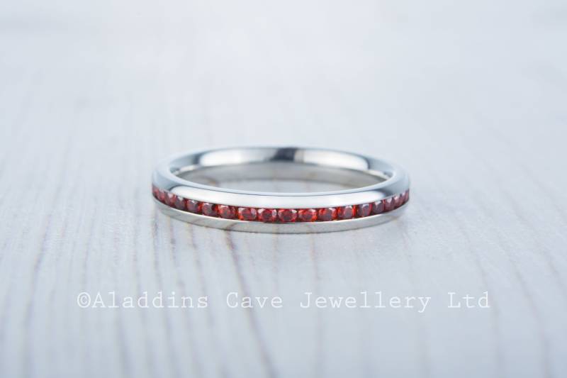 Natürlicher Granat 3mm Breit Full Eternity Ring/stapelring in Weißgold Oder Titan - Ehering Verlobungsring von TheAladdinsCave