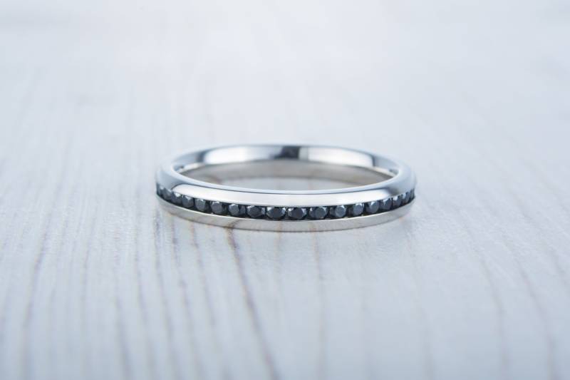 Natürlicher Onyx 3 Mm Breiter Voller Eternity Ring/stapelring in Weißgold Oder Titan - Ehering Verlobungsring von TheAladdinsCave