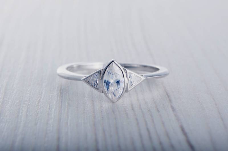 Reduziert Künstlicher Diamant Im Marquise- Und Trillionschliff - Erhältlich in Weißgold Oder Sterlingsilber Handgefertigter Verlobungsring von TheAladdinsCave