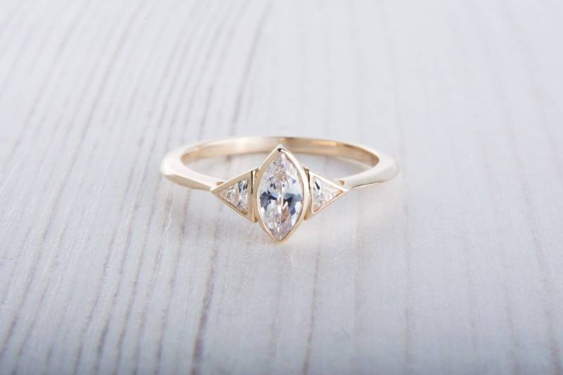 Reduziert Massiver 10 Karat Gelbgoldring Mit Man-Made-Diamant-Simulanten Im Marquise- Und Trillion-Schliff - Handgefertigter Verlobungsring von TheAladdinsCave