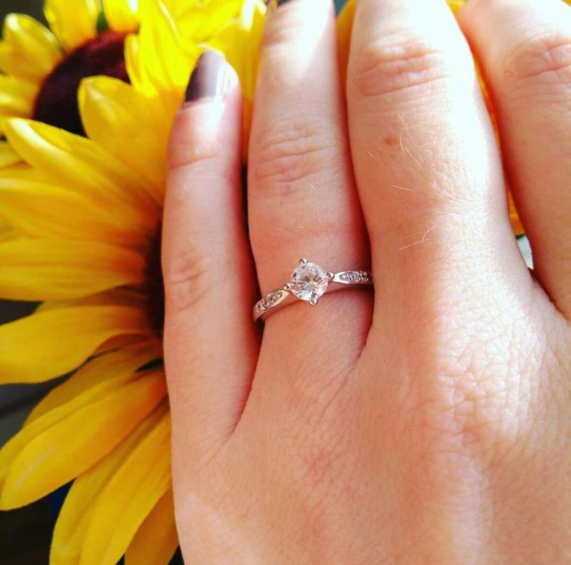 Solitär Verlobungsring Mit Künstlicher Diamant Simulantien - Erhältlich in Weißgold Oder Sterling Silber Handgefertigter Ring von TheAladdinsCave