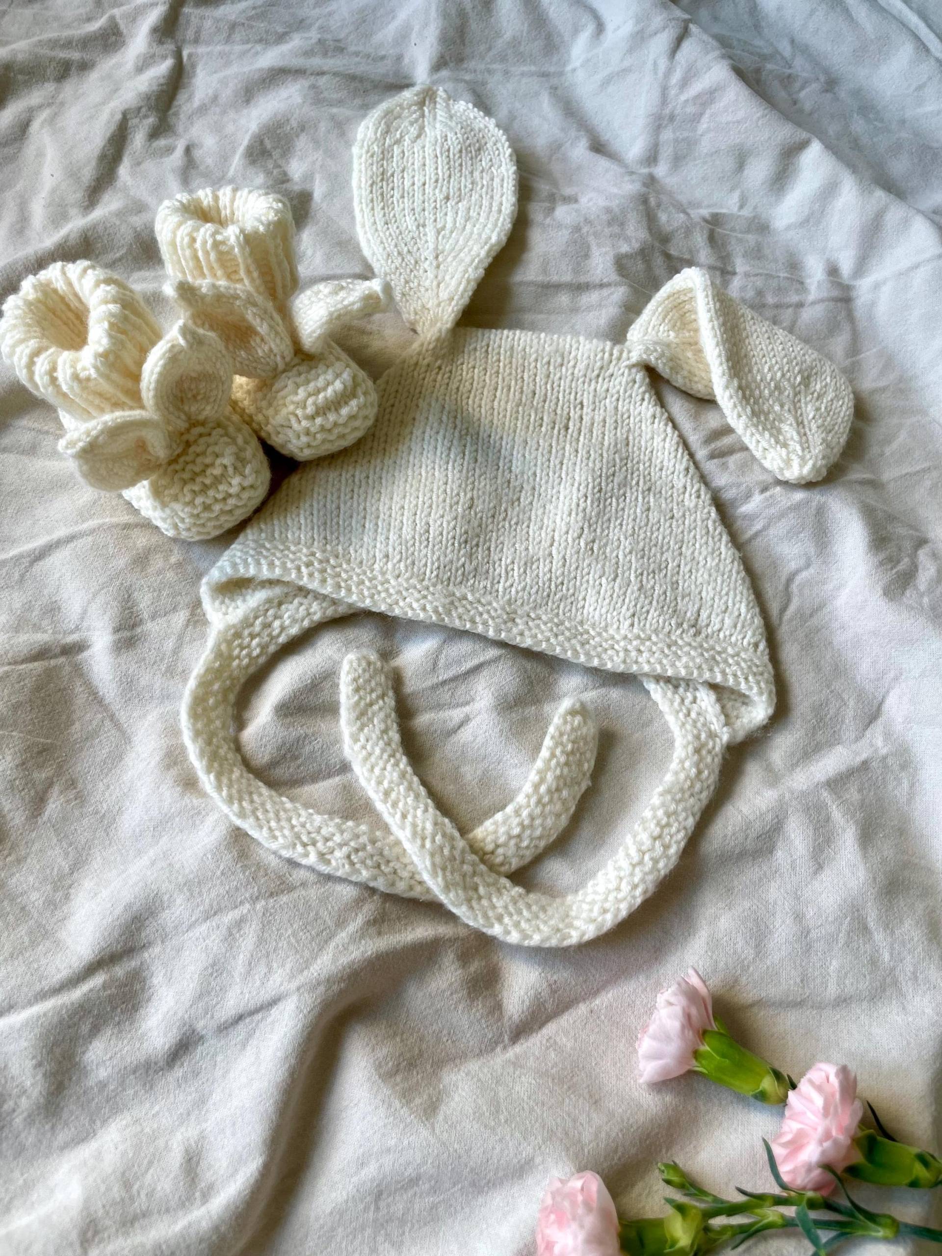 Häschenmütze Und Babyschuhe Im Set Aus Merino Wolle, Größe 3-9 Monate Häschenmütze Und Babyschuhe Im Set Aus Merino Wolle, Größe 3-9 Monate von TheAliceLoop