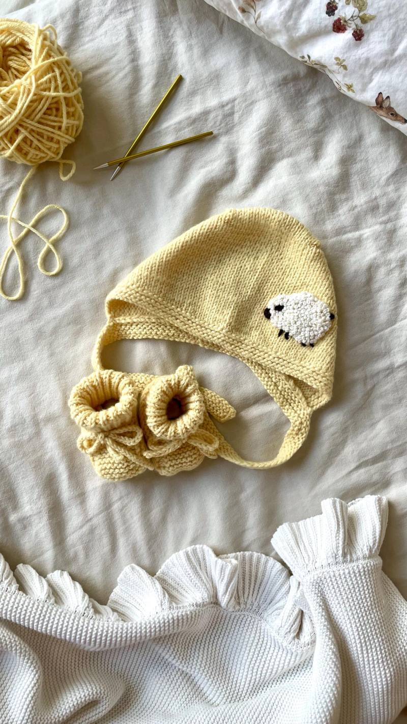Mütze Und Babyschuhe Im Set Aus Merino Wolle, Grösse 3-9 Monate von TheAliceLoop