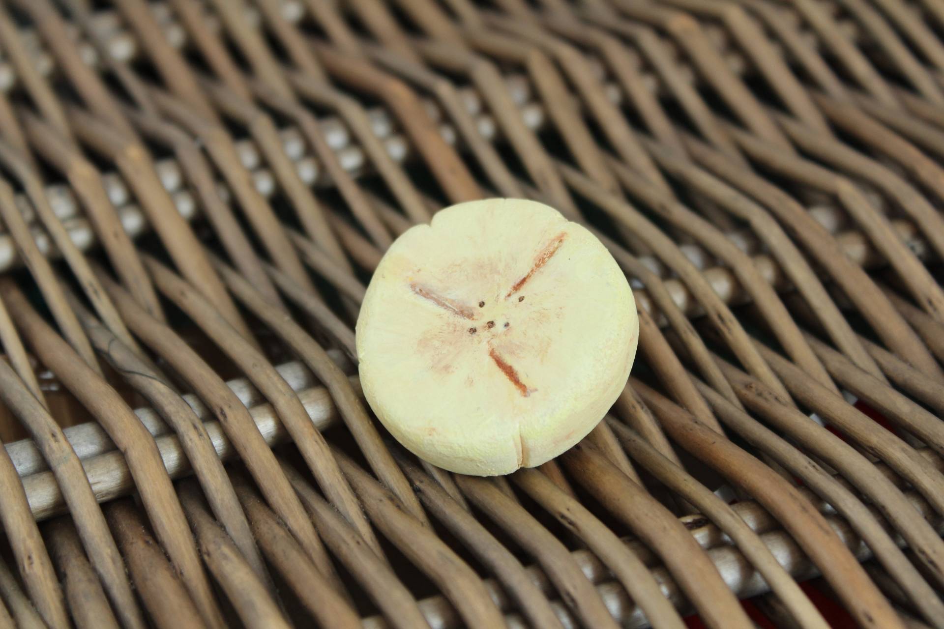 Neu Handgemachte Bananenscheibe Brosche Handbemalter Pin Anstecker Mode Fake Food Ungewöhnliches Seltsames Geschenk Neu Handgemachte Bananenscheibe Brosche Handbemalter Pin Anstecker Mode Fake Food Ungewöhnliches Seltsames Geschenk von TheAlmostEdible