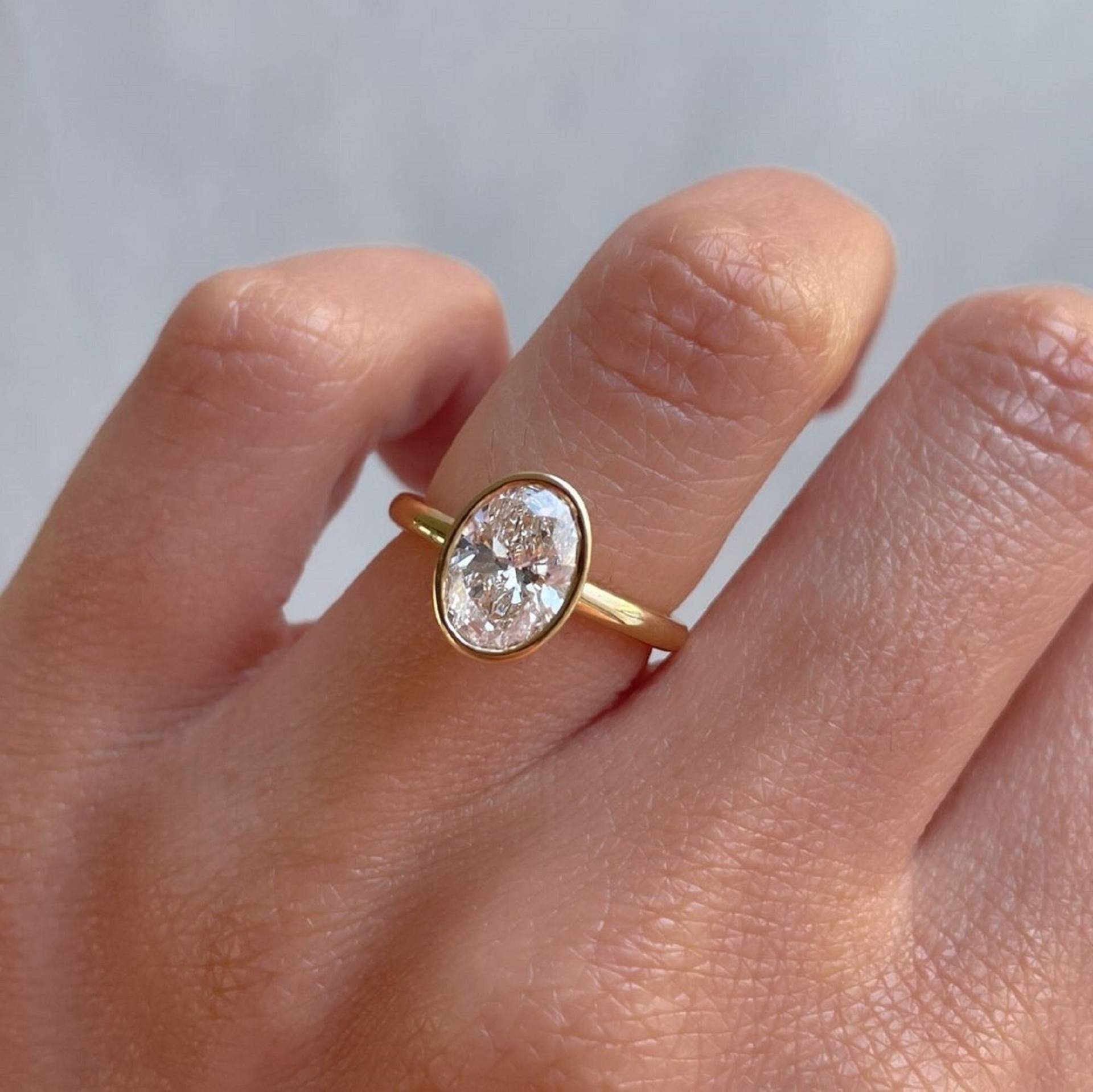 1, 5 Ct Oval Cut Bezel Set Ring, Einzigartige Tulip-Lünette, Oval Solitär 14K Gelb/Weiß Rose Gold Schmuck, Zierlicher Brautring, in Trend von TheAmericanGoldHouse