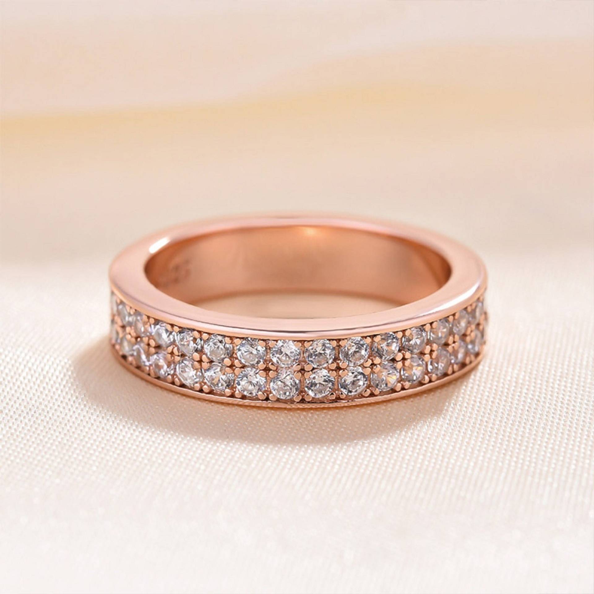 1.08 Tcw Rundschliff Zweireihiger Ehering Farbloses Moissanite Band 14K Roségold Halb Eternity Handgefertigte Micro French Paves von TheAmericanGoldHouse