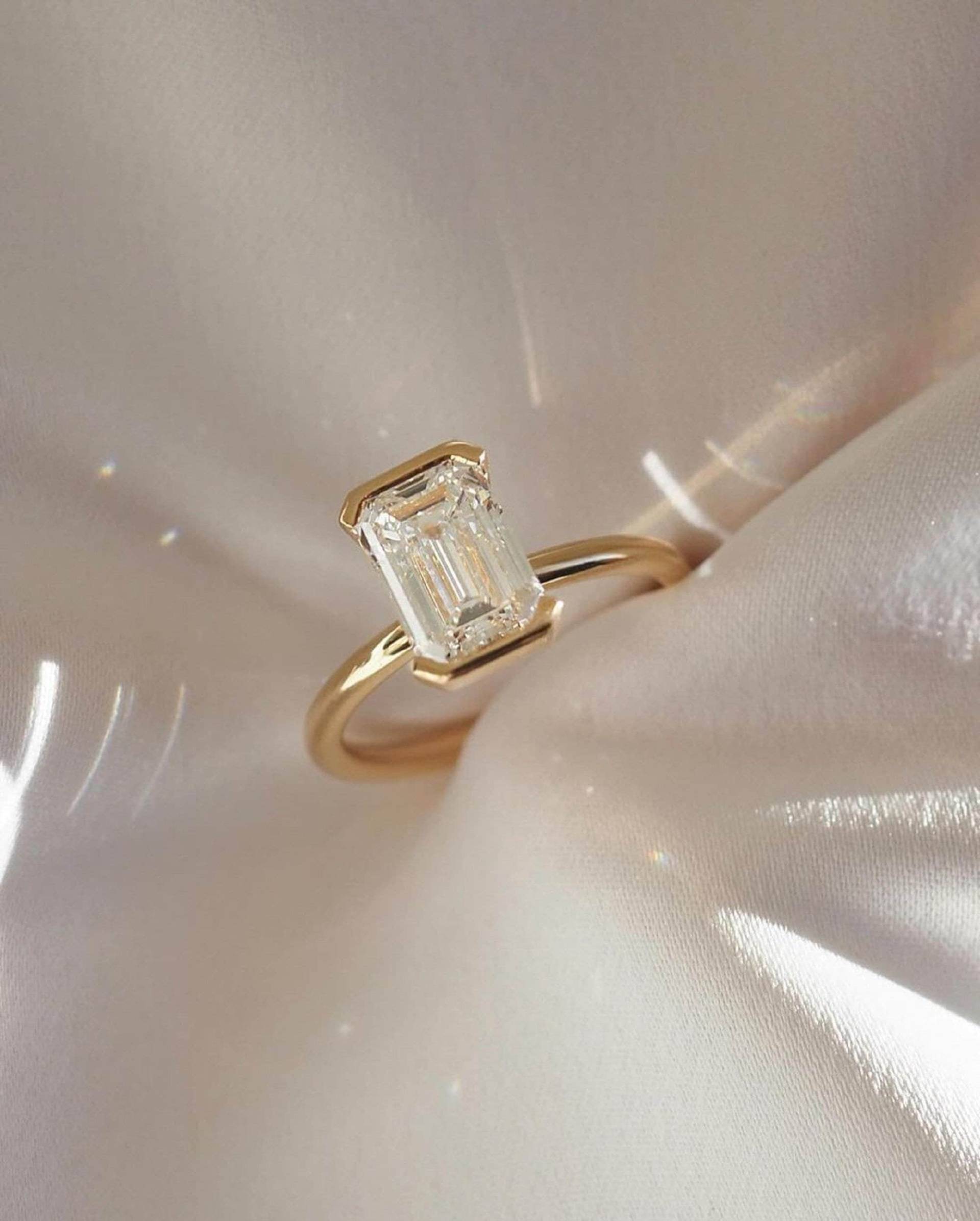 14K Solid Gelbgold Solitär 2, 70 Ct Länglicher Moissanit Im Smaragdschliff Halbe Lünette Diamanthochzeitsgeschenke Für Sie Trendsetter von TheAmericanGoldHouse