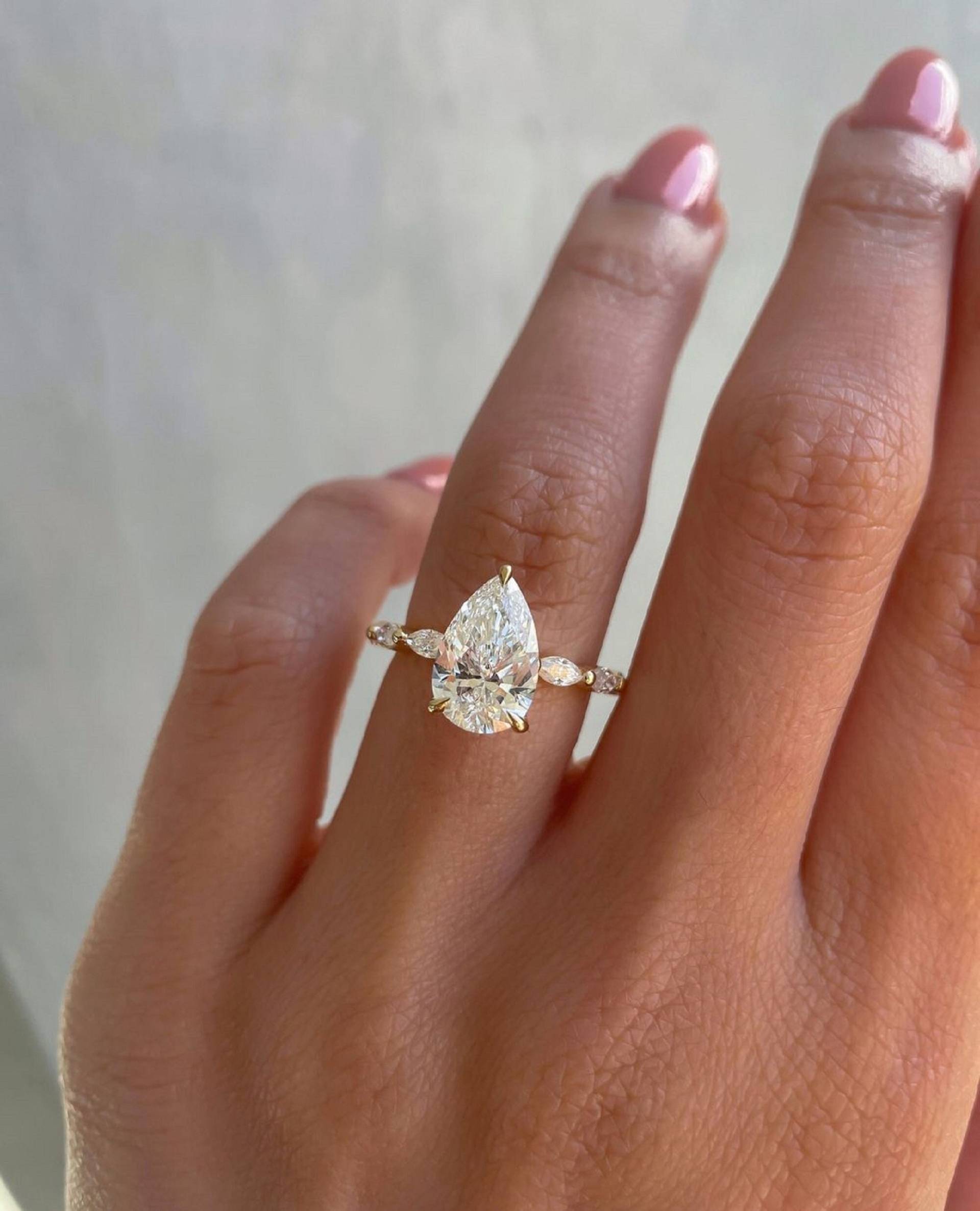 14K Solid Gelbgold Verlobungsring, 3, 25 Tc Teardrop Birne Moissanite Solitaire, Versteckter Halo-Ehering, Marquise Cut Akzente, Hochzeitsgeschenke von TheAmericanGoldHouse