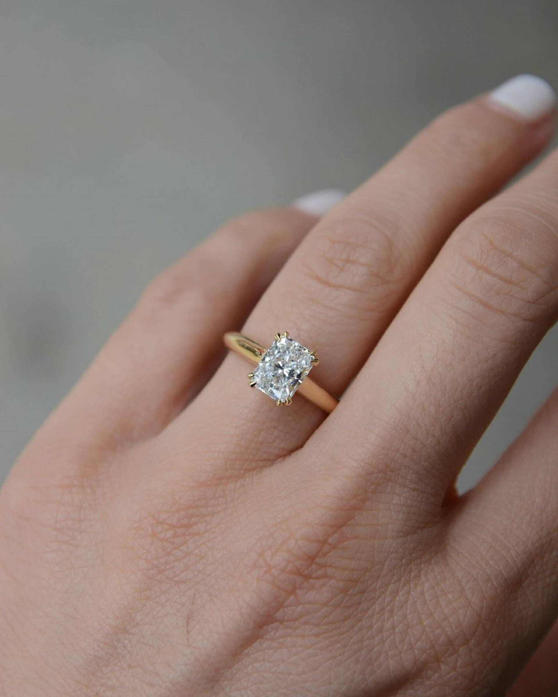 2.25 Ct Crushed Ice Radiant Solitaire-Radiant Cut Moissanite Ring-14K Gelbgold-Zartes Messerkantenband-Doppelte Krallen Zinken-Im Trend von TheAmericanGoldHouse