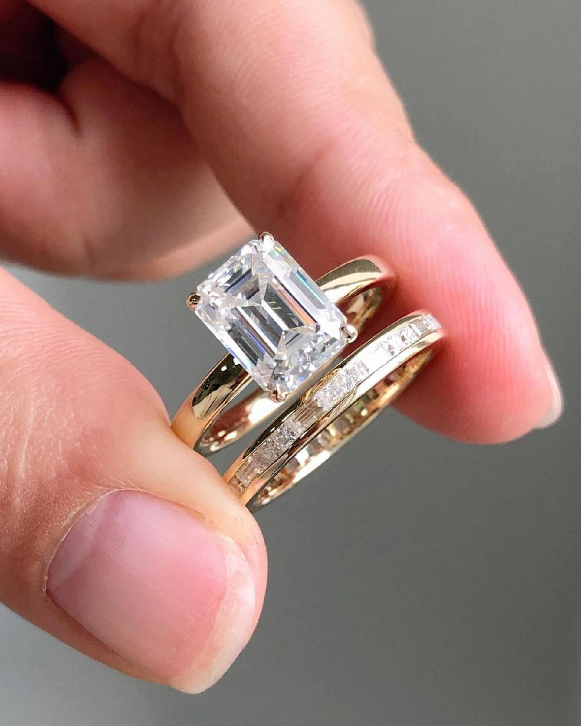 2.92 Tc Emerald Cut Solitär Ring Set|Versteckter Heiligenschein|14K Gelbgold Ring|Baguette & Princess Eternity Passendes Band|Brautring Set von TheAmericanGoldHouse