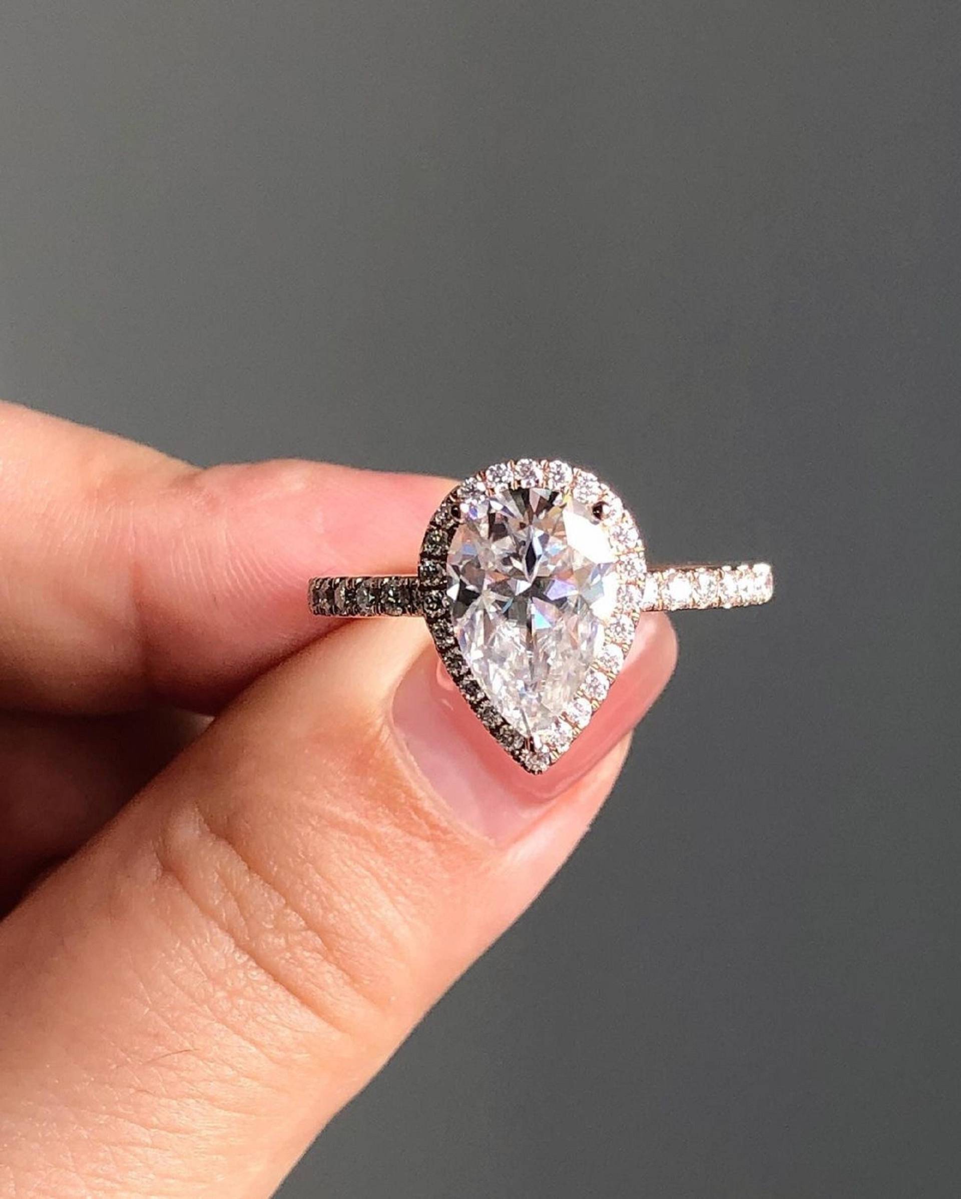 Einzigartiger Art Deco 2.50 Ct Birnenschliff Verlobungsring|Vintage Pear Cut Solitärring|Halo Ehering|Halbe Eternity Band|Jubiläumsgeschenke/Ring von TheAmericanGoldHouse