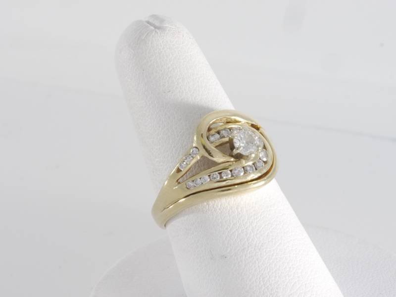 Vintage 14K Gelbgold Kralle Set Diamant Channel Akzente Swirl Cluster Ring von TheAntiqueAppeal