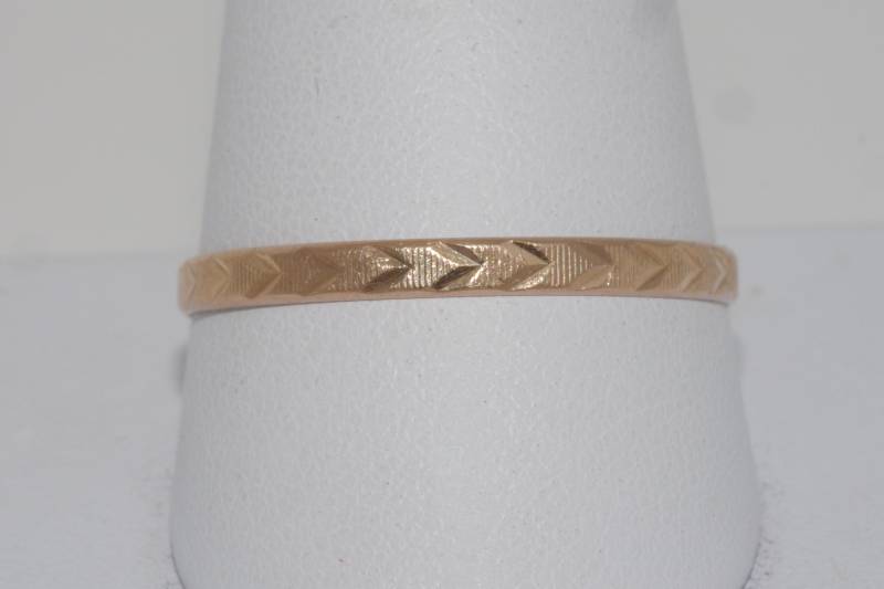 Vintage 585 14K Rose Gold Laser Cut Pfeile Textur Enhancer Band Größe 14, 5 von TheAntiqueAppeal