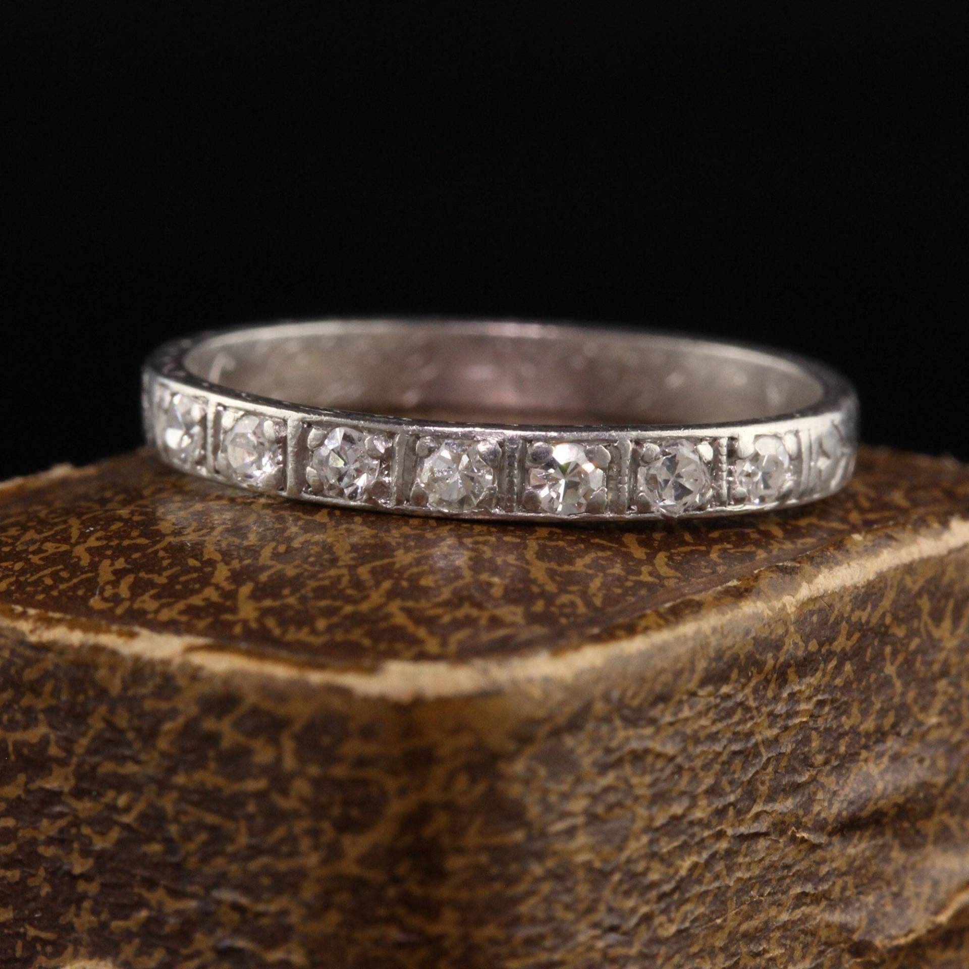 Antiker Art Deco Platin Single Cut Diamant Ehering Mit Gravur - Größe 10 von TheAntiqueParlour