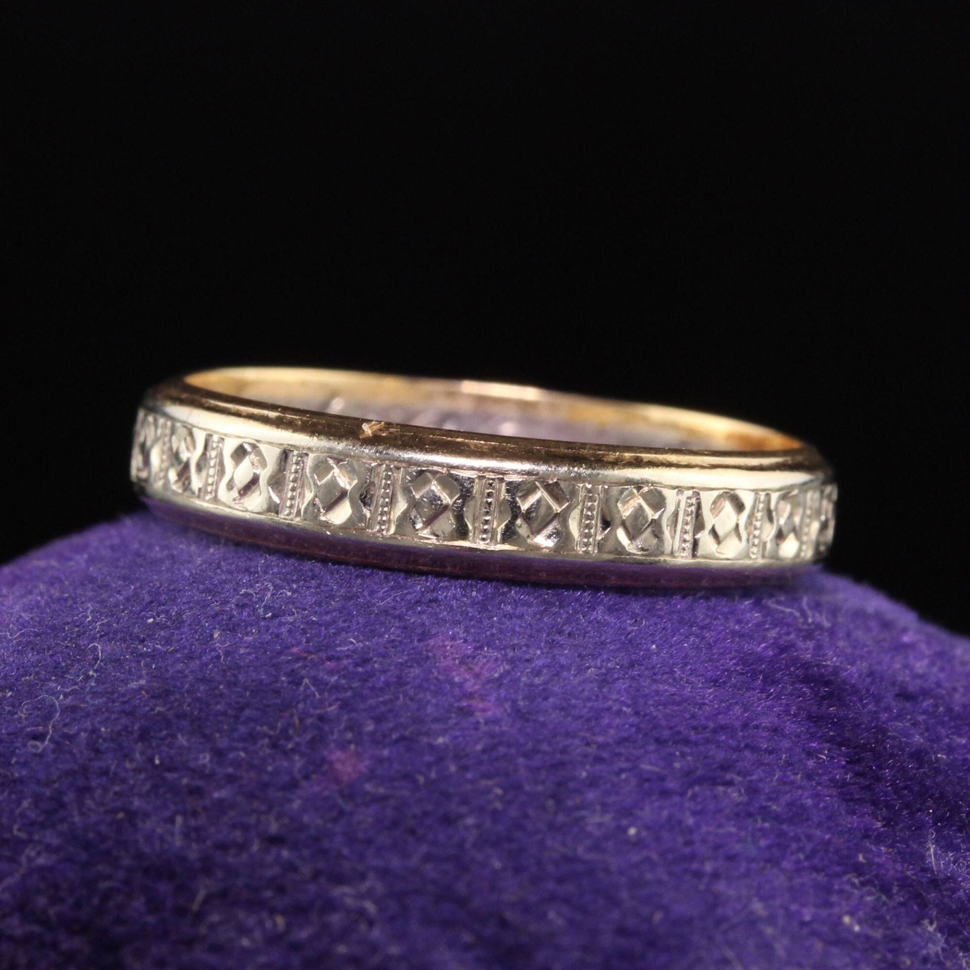 Circa 1946 - Vintage 14K Gelb- Und Weißgold Gravierter Ehering Größe 7, 5 Circa 1946 - Vintage 14K Gelb- Und Weißgold Gravierter Ehering Größe 7, 5 von TheAntiqueParlour