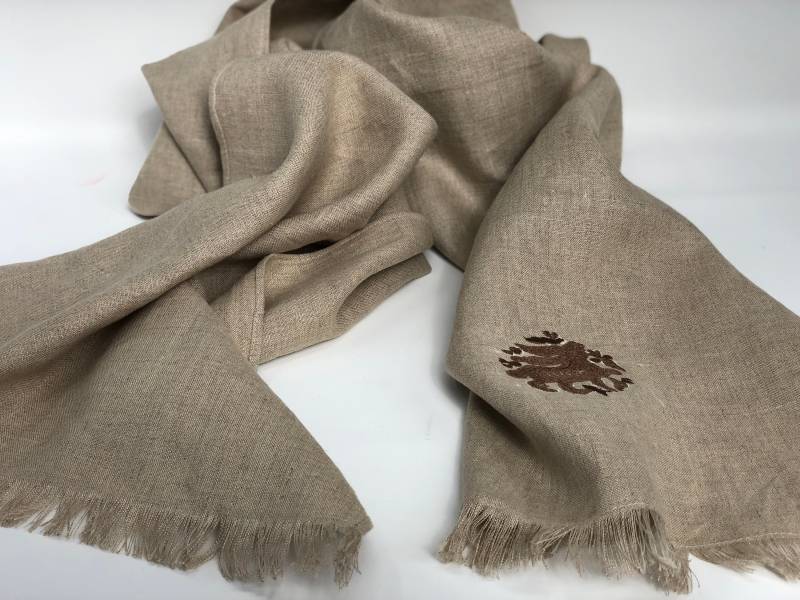 Der Feine Leinenhasenschal Von Arabesque. Stilvoller Handgemachter Ganzjahresschal Mit Gesticktem Mittelalterlichen Hasen von TheArabesque