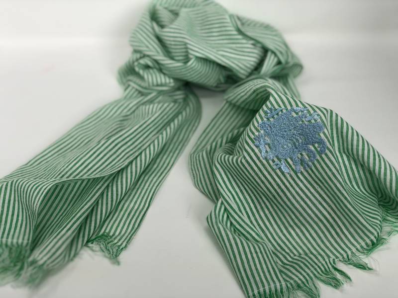 Der Feine Seersucker Hasenschal Der Arabesque. Ganzjahres Stilvoller Handgemachter Schal Mit Besticktem Mittelalterlichen Arabesken Hasen von TheArabesque