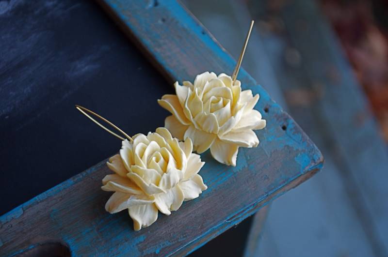 Creme Rose Ohrringe, Weiße Gelbe Blumenohrringe, Und Gold, Hochzeitsschmuck, Geschenke Für Sie, Boho Lotus Blume von TheArtHausStudios