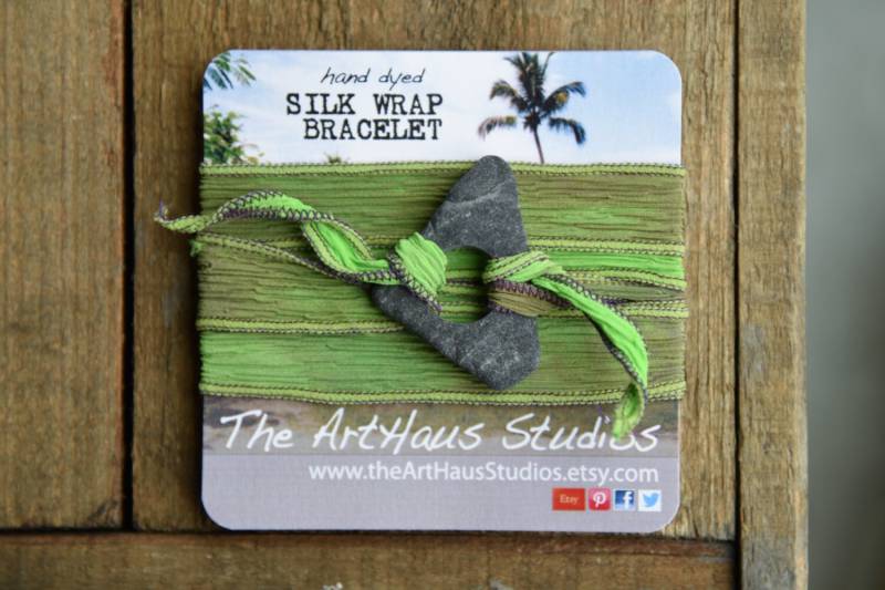 Grüner Seide Wickeln Armband, Grüne Boho Wrap, Eco-Friendly Schmuck, Meer Glasschmuck, Beach Chic Yoga Schmuck Grüner Seide Wickeln Armband, Grüne Boho Wrap, Eco-Friendly Schmuck, Meer Glasschmuck, Beach Chic Yoga Schmuck von TheArtHausStudios