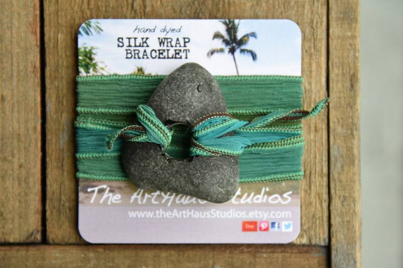 Grüner Seide Wickeln Armband, Grüne Boho-Wrap, Meer Glas Salbei Beach Schmuck, Boho Chic Yoga Schmuck von TheArtHausStudios
