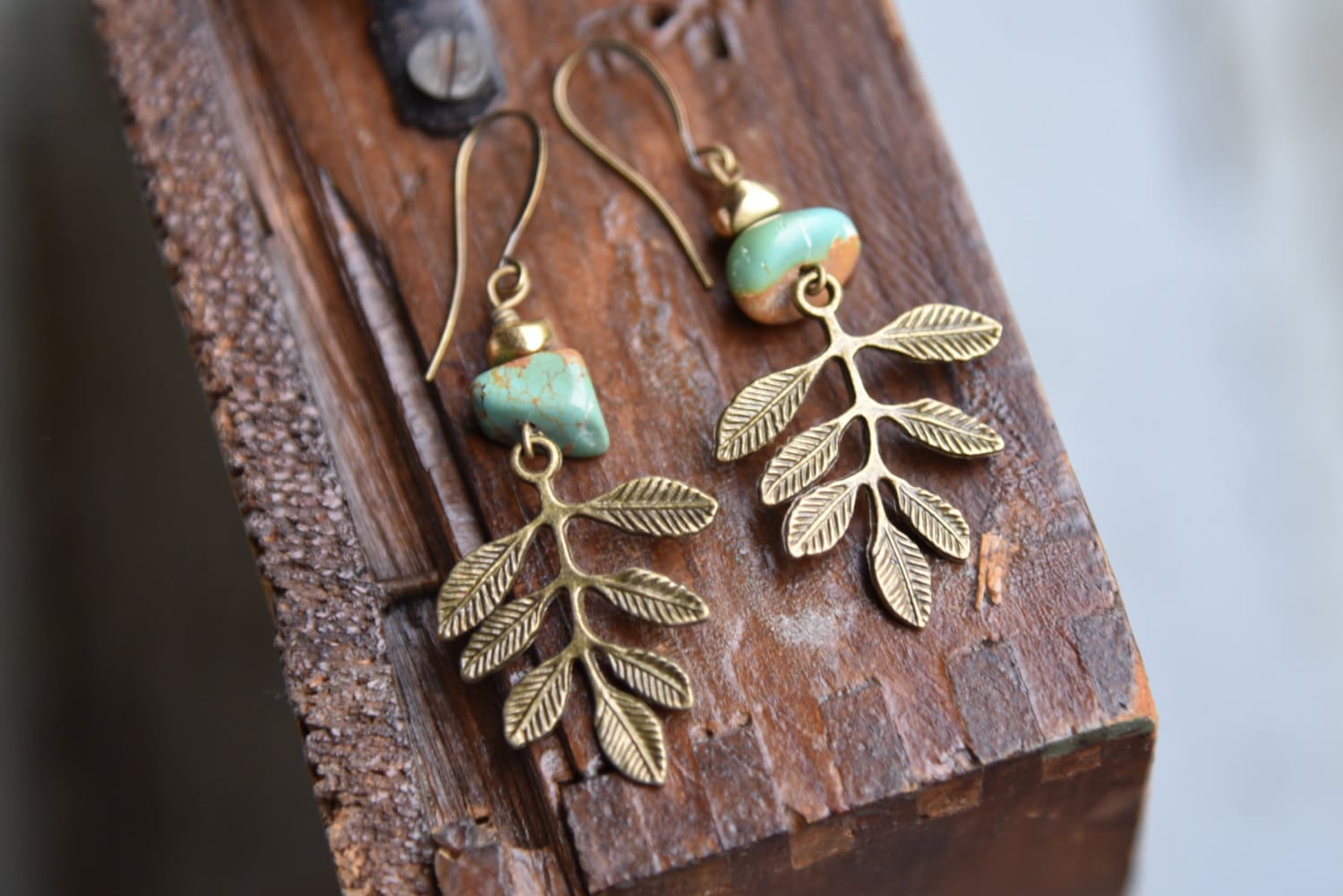 Messing Blatt Ohrringe, Türkis Feder Boho Schmuck, Natur Blatt, Geschenke Für Sie Messing Blatt Ohrringe, Türkis Feder Boho Schmuck, Natur Blatt, Geschenke Für Sie von TheArtHausStudios