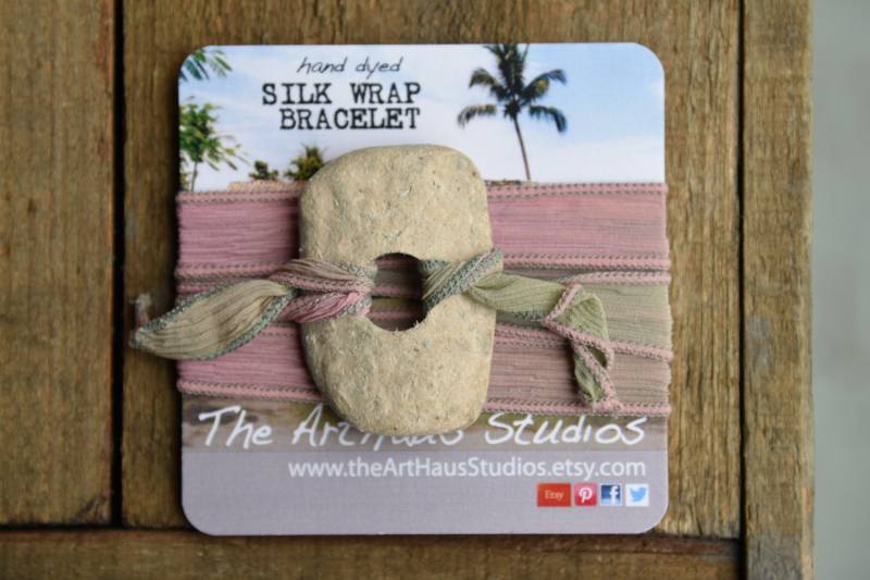 Rosa Armband, Rosa Und Weißen Boho-Wrap, Meer Glasschmuck, Salbei Beach Schmuck, Boho Chic Yoga Schmuck Rosa Armband, Rosa Und Weißen Boho-Wrap, Meer Glasschmuck, Salbei Beach Schmuck, Boho Chic Yoga Schmuck von TheArtHausStudios