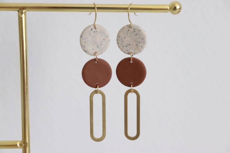 Boho Ohrringe, Leichte Hängeohrringe, Handgemachte Polymer Clay Stone, Braun, Geschenk, Schmuck von TheArtStudioDE