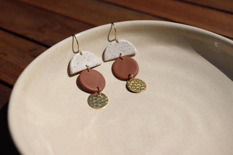 Boho Ohrringe, Leichte Hängeohrringe, Handgemachte Polymer Clay Stone, Braun, Geschenk, Schmuck von TheArtStudioDE