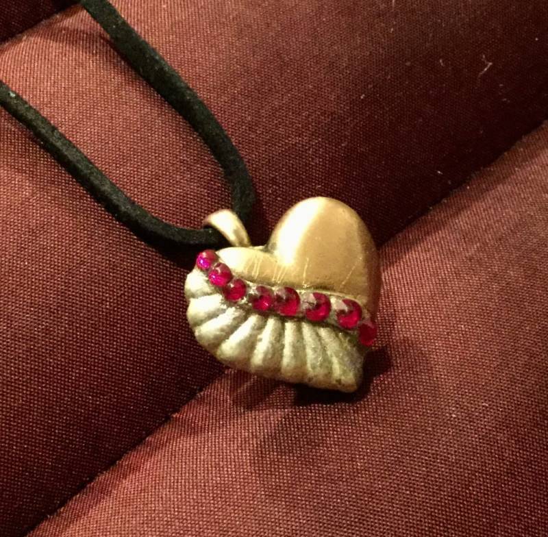 B112 Schöne Goldene Herz, Brillante Bronze Anhänger, Mit Weißen Perle Juwelier Farbstoff, Schillernde Rote Siam Swarovski Kristalle B112 Schöne Goldene Herz, Brillante Bronze Anhänger, Mit Weißen Perle Juwelier Farbstoff, Schillernde Rote Siam Swarovski Kristalle von TheArtisanAlchemist