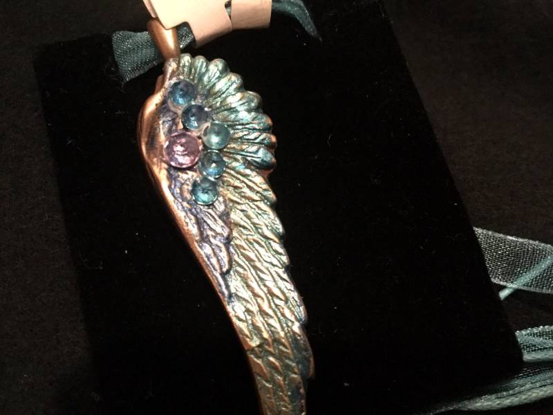B136 Bronze Engelflügel, Glänzende Mit Blauer, Saphir - Und Lilafarbener Juweliersfarbe, 5 Swarovski Kristalle, Handarbeit, Seidenkordel B136 Bronze Engelflügel, Glänzende Mit Blauer, Saphir - Und Lilafarbener Juweliersfarbe, 5 Swarovski Kristalle, Handarbeit, Seidenkordel von TheArtisanAlchemist