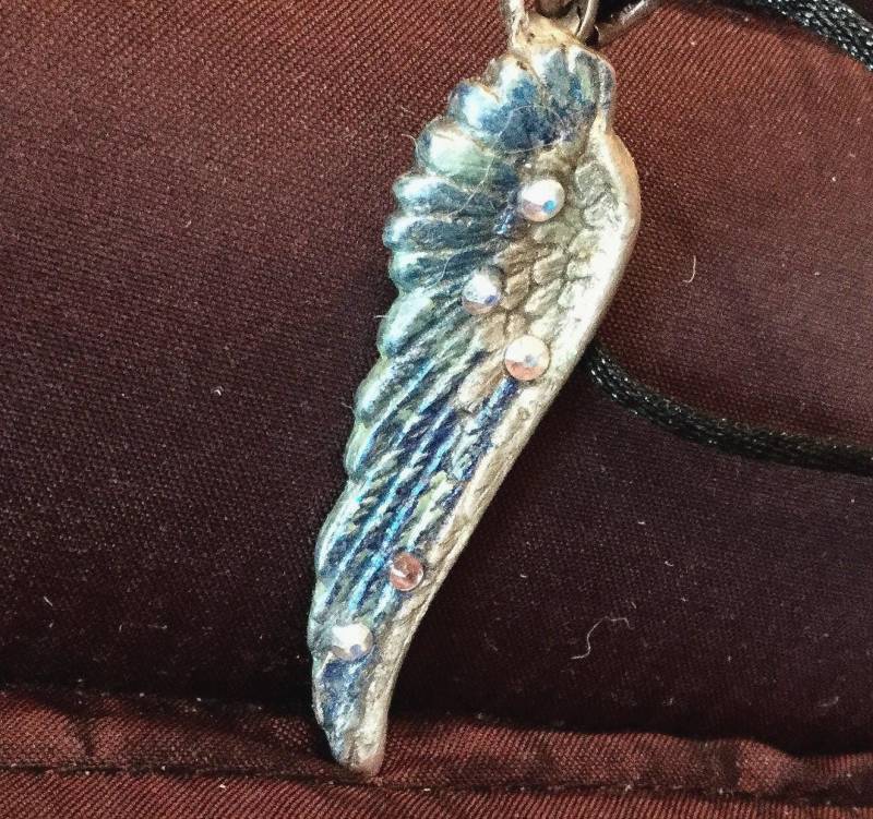 B1362 Bronze Engelflügel, Glänzende Mit Blauer, Saphir - Und Lilafarbener Juwelierfarbe, 5 Swarovski Kristalle, Handarbeit, Seidenkordel B1362 Bronze Engelflügel, Glänzende Mit Blauer, Saphir - Und Lilafarbener Juwelierfarbe, 5 Swarovski Kristalle, Handarbeit, Seidenkordel von TheArtisanAlchemist