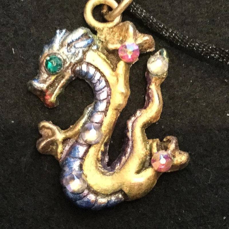 B219 Bronze Dragon, Bronze, Handgemacht, 45 cm Schwarze Seidenkordel, Lila & Grüne Irisierende Juweliersfarben, Swarovski Crystal von TheArtisanAlchemist