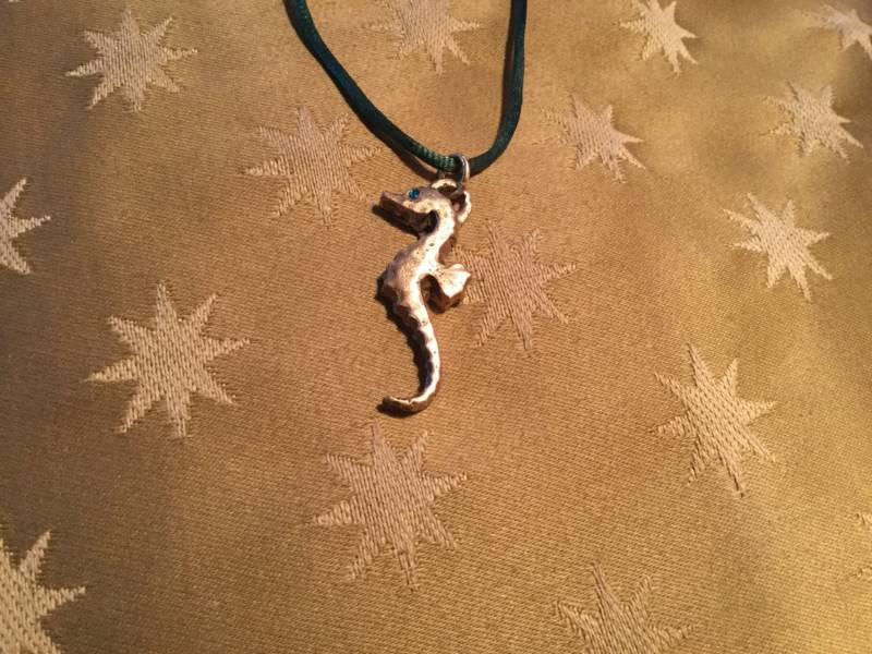 B89 Sea Horse, Wunderbare Kleine Kerl Aus Reiner Bronze, Perf Geschenk Für Jugendliche Oder Mama, Handgefertigt, Swarovski-Kristall, Grüne Seide B89 Sea Horse, Wunderbare Kleine Kerl Aus Reiner Bronze, Perf Geschenk Für Jugendliche Oder Mama, Handgefertigt, Swarovski-Kristall, Grüne Seide von TheArtisanAlchemist