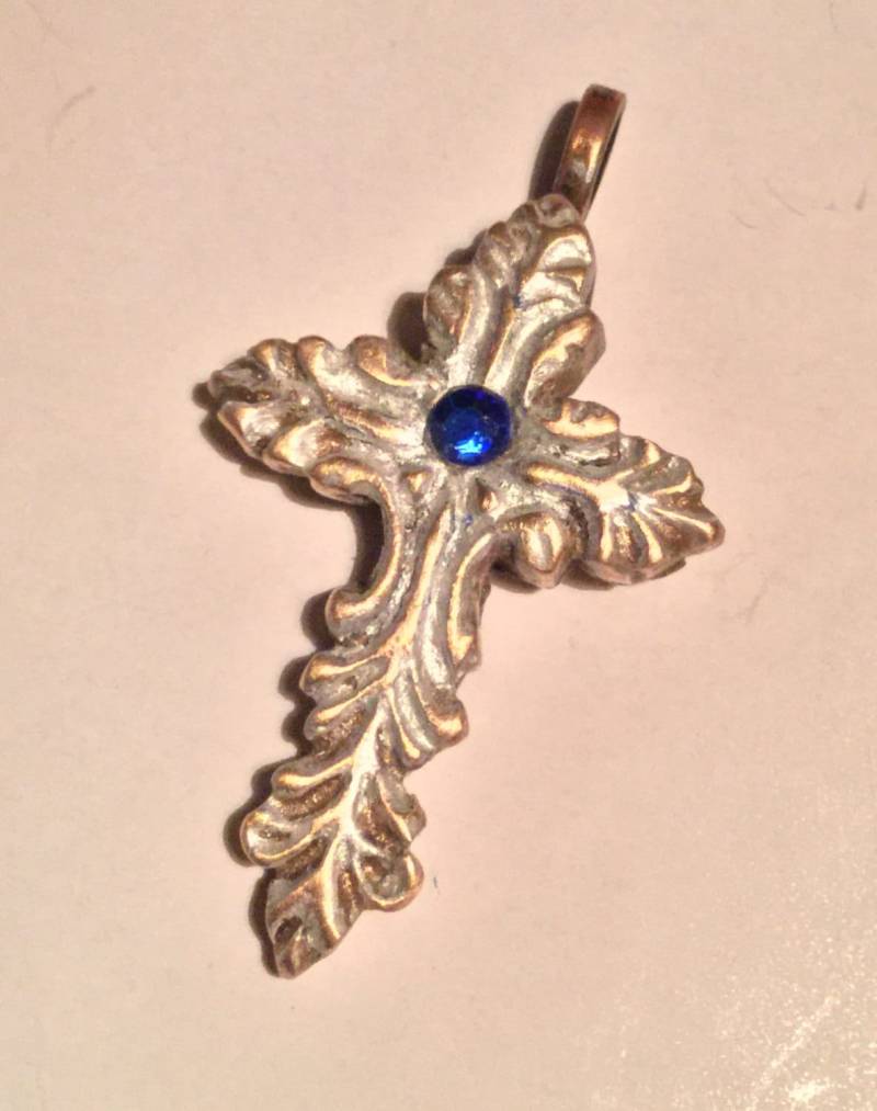B90 Special Order Bronze Kreuz Mit Weißen Emaille Highlights, Blauer Saphir Stein, Handgefertigt, Sagen Sie Mir Farbe, Die Für Den Stein Wünschen B90 Special Order Bronze Kreuz Mit Weißen Emaille Highlights, Blauer Saphir Stein, Handgefertigt, Sagen Sie Mir Farbe, Die Für Den Stein Wünschen von TheArtisanAlchemist