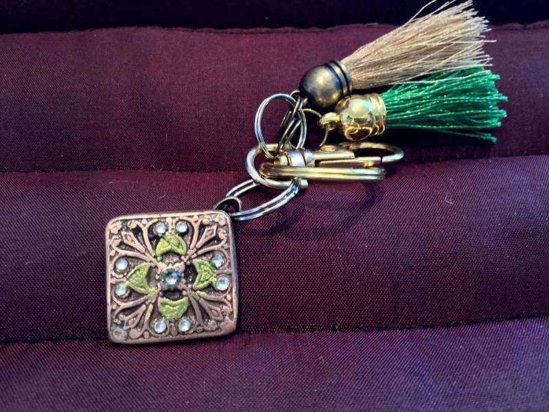 Bb20 Schlüsselanhänger Brillante Bronze Charme, 9 Swarovski Crysrals, Verschluss Für Tasche, Split-Ring Schlüssel, Gold Und Grüne Quasten, Um von TheArtisanAlchemist