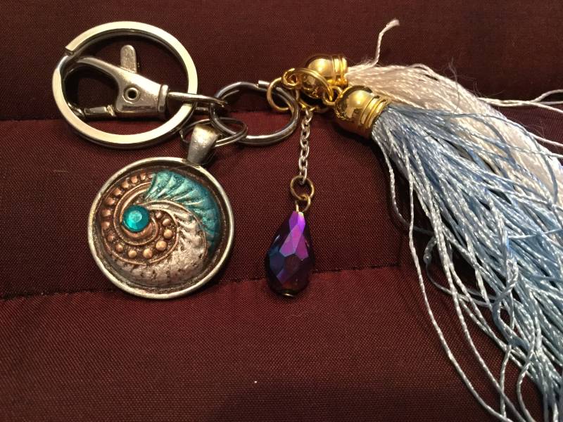 Bb22 Schlüsselanhänger Weiß Bronze Charme, Türkis Blau Emaille, Swarovski-Kristall, Verschluss Für Tasche, Split-Ring Schlüssel, 2 Quasten Bb22 Schlüsselanhänger Weiß Bronze Charme, Türkis Blau Emaille, Swarovski-Kristall, Verschluss Für Tasche, Split-Ring Schlüssel, 2 Quasten von TheArtisanAlchemist