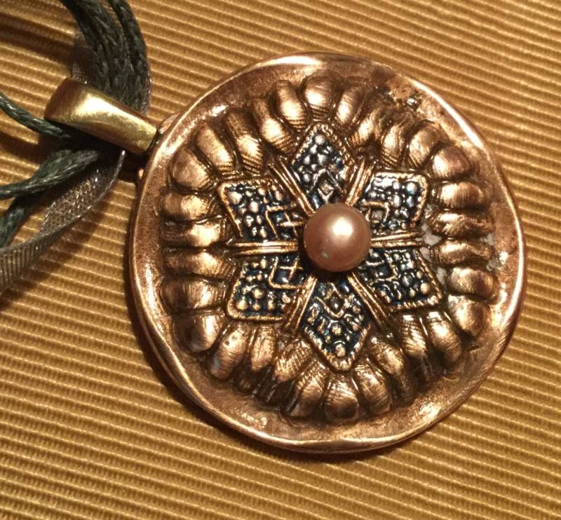 C51 Anhänger in Kompliziertem Muster, Perfektes Geschenk, Kupfer, Swarovski Kristall, 6-Zackiges Stern-Design, Staubblaue Mehrsträngige Seidenkordel von TheArtisanAlchemist