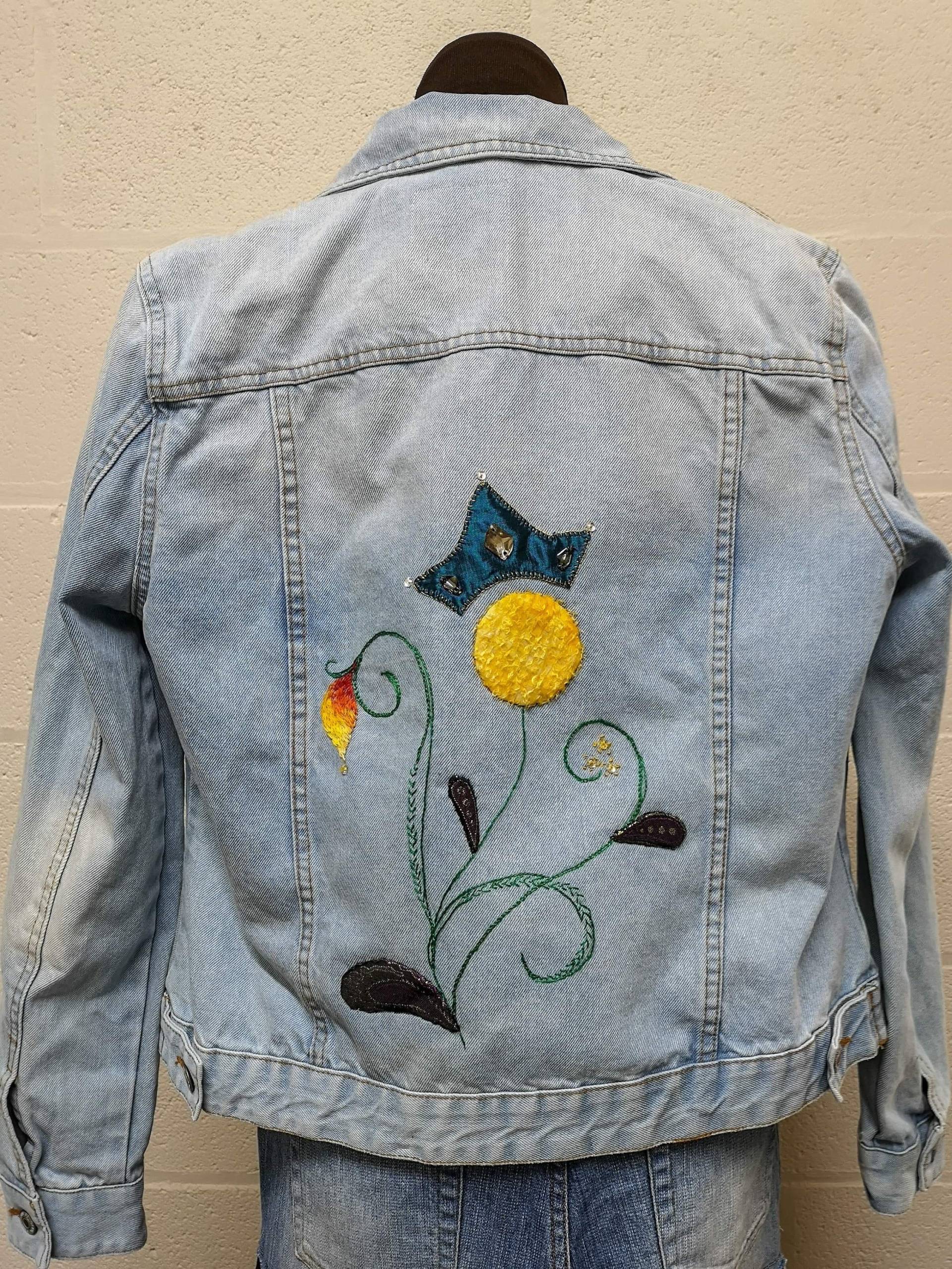 Boho Hochgekippelt Bestickte Denim-Jacke Boho Hochgekippelt Bestickte Denim-Jacke von TheArtisanBazaarUK