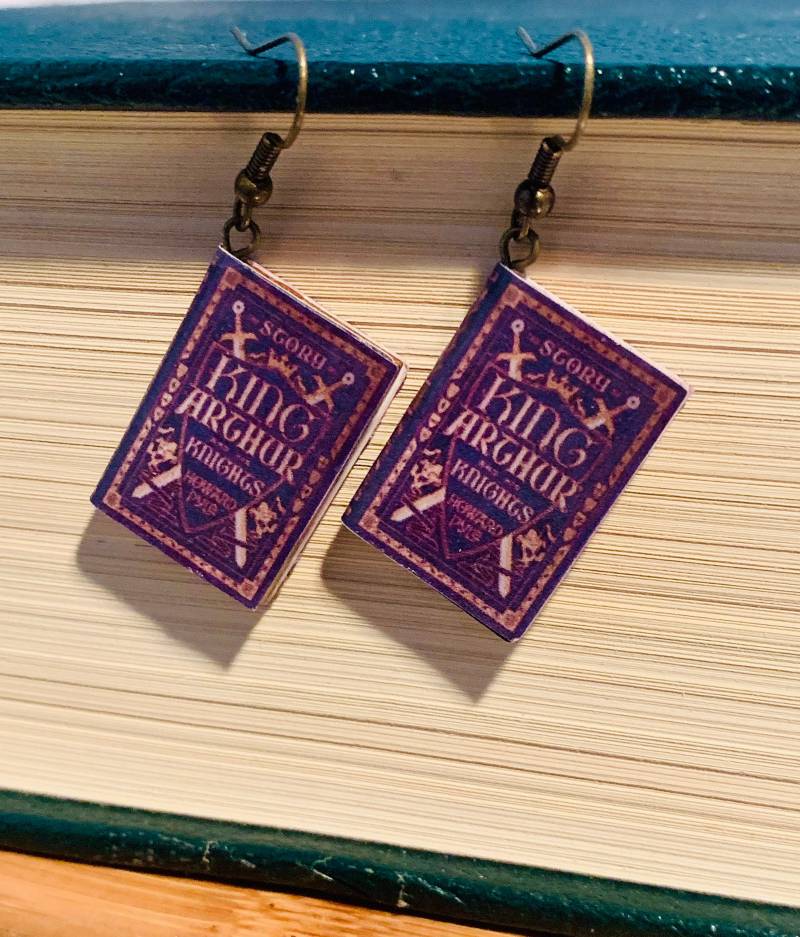 Buch Ohrringe, König Arthur, Arthur Howard Pyle, Pyle Charm Ohrringe. Literatur Ohrringe von TheArtisticDabbler