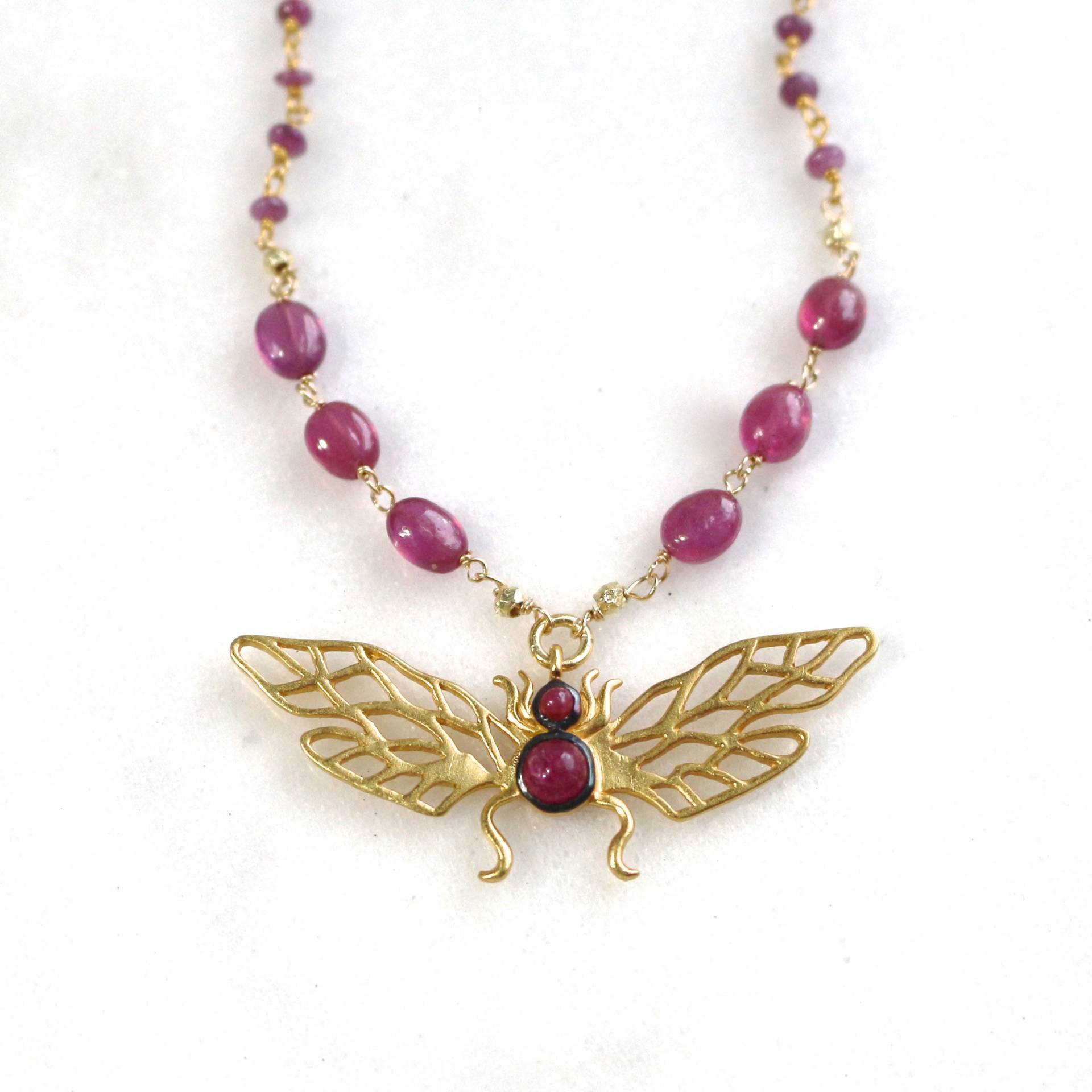 Einzigartige Rubin Bug Kette, 22K Gold Vermeil Insekt Anhänger, Pink Saphir, Rubin 14K Fill Einzigartige Rubin Bug Kette, 22K Gold Vermeil Insekt Anhänger, Pink Saphir, Rubin 14K Fill von TheAtelier