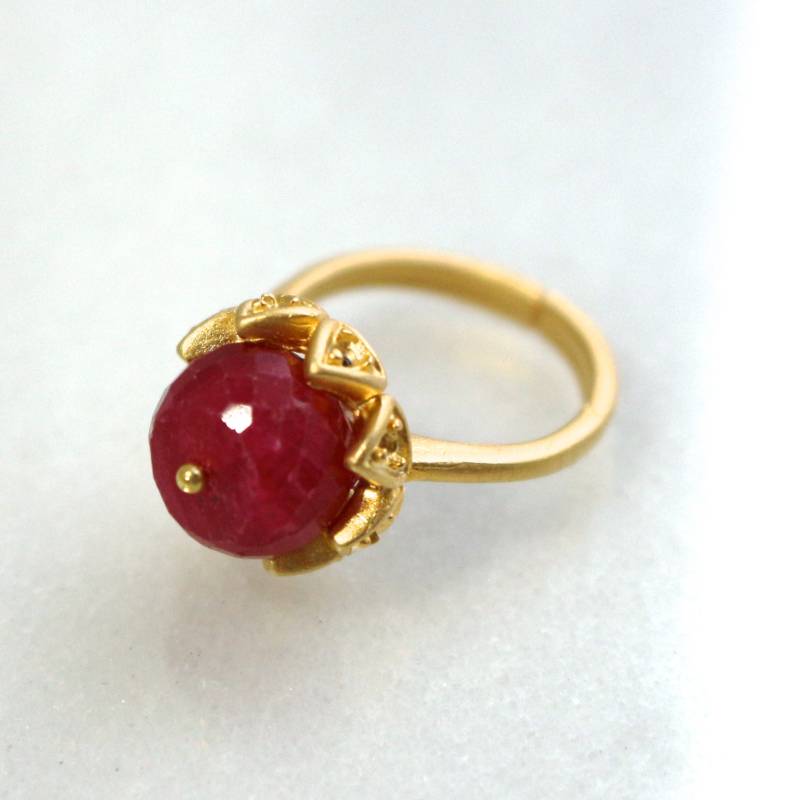 Himbeerroter Rubin Lüster Runder Cabochon Ring in 22K Gold Vergoldet Himbeerroter Rubin Lüster Runder Cabochon Ring in 22K Gold Vergoldet von TheAtelier