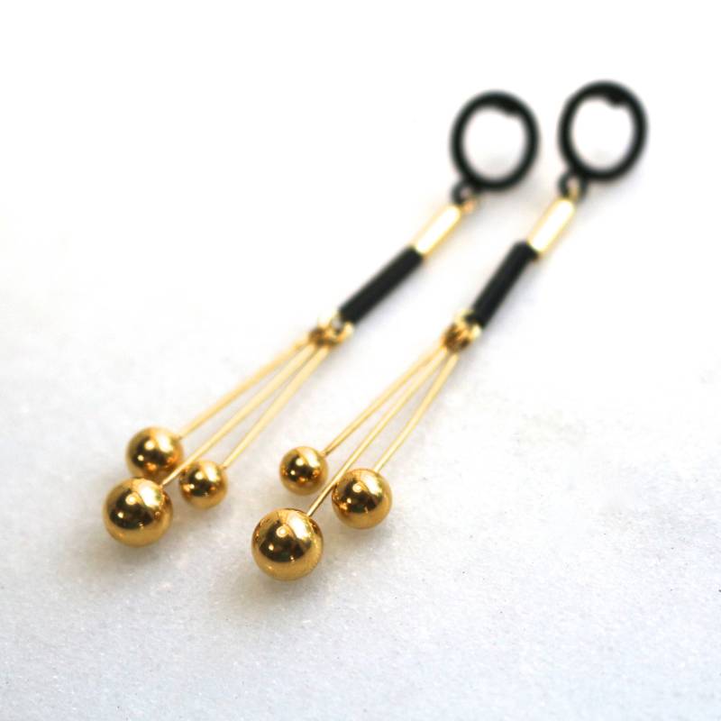 Lange Mixed Metal Gold Und Schwarze Tropfen Kugel Ohrringe von TheAtelier