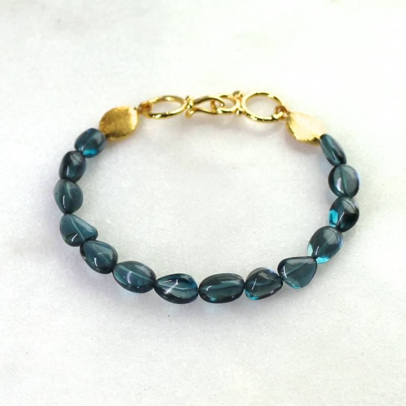London Blautopas Armband in Gold Vergoldet London Blautopas Armband in Gold Vergoldet von TheAtelier