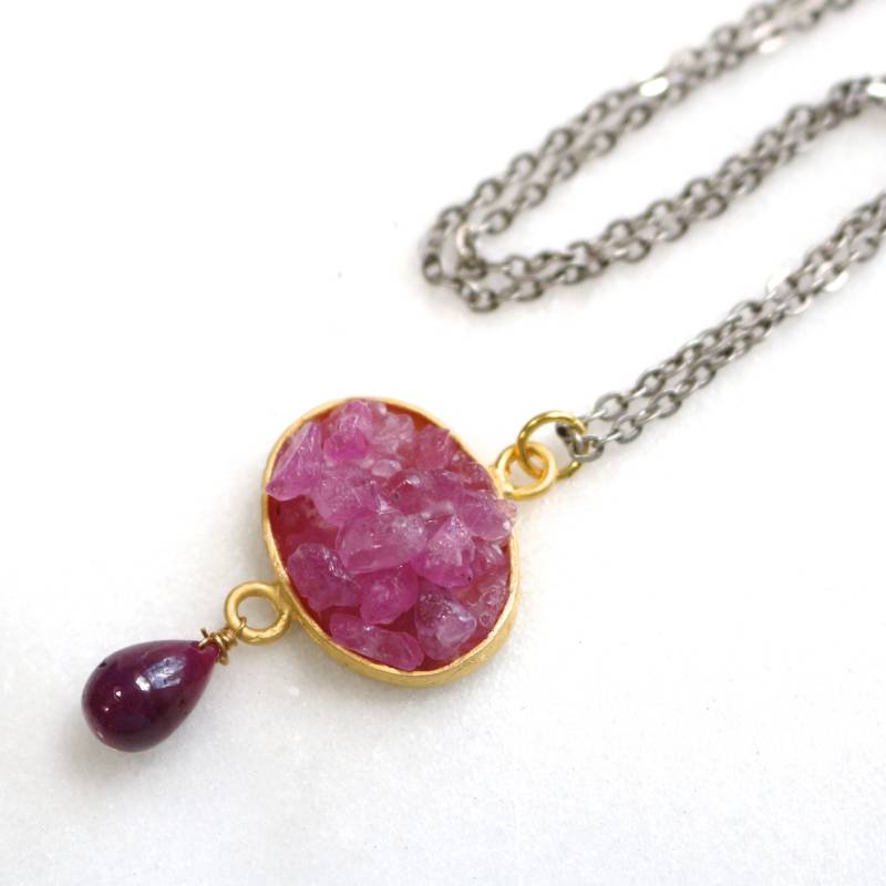 Raw Rosa Saphir Anhänger Halskette, Polierte Rubin Halskette Aus Verschiedenen Metallen von TheAtelier
