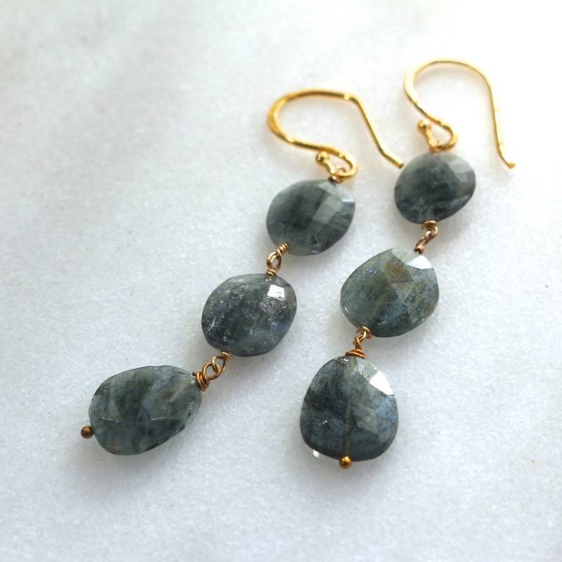Rohe Moos Aquamarin Nugget Tropfen Verkettete Ohrringe in 14K Gold Fill Rohe Moos Aquamarin Nugget Tropfen Verkettete Ohrringe in 14K Gold Fill von TheAtelier