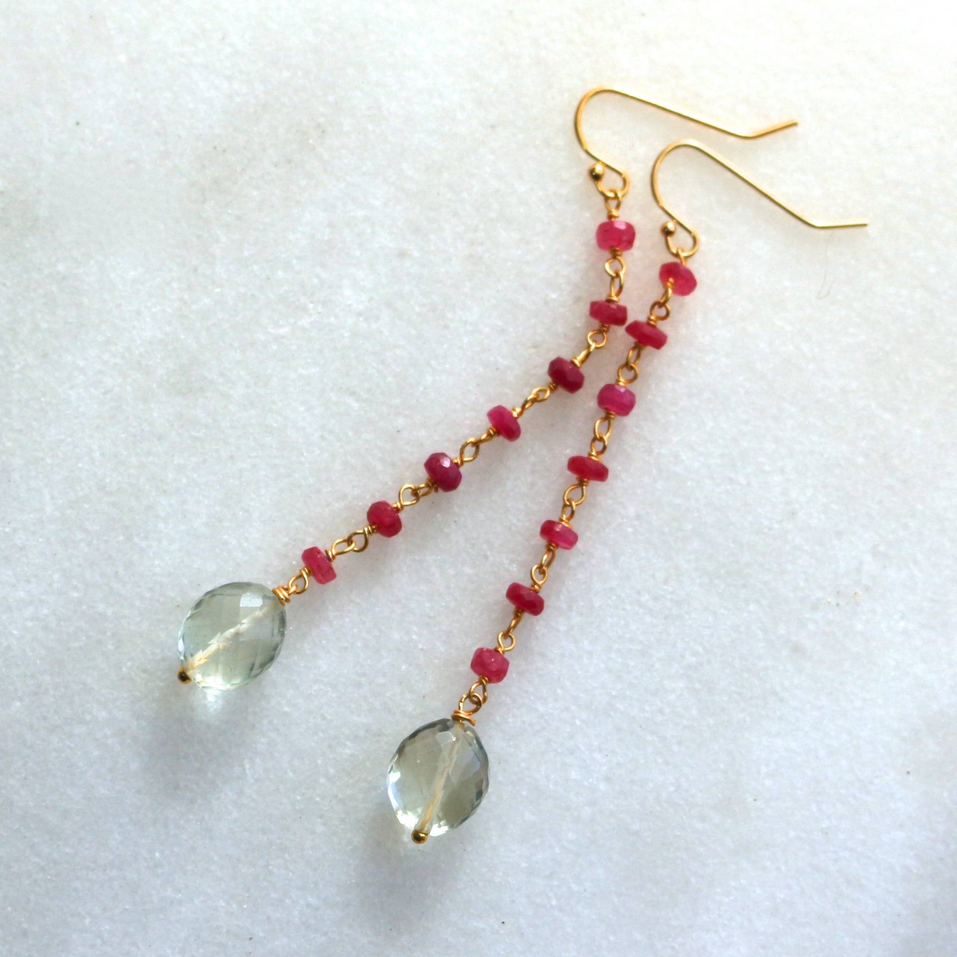 Rubin, Prasiolith Ketten Ohrringe in 22K Gold Vergoldet Rubin, Prasiolith Ketten Ohrringe in 22K Gold Vergoldet von TheAtelier