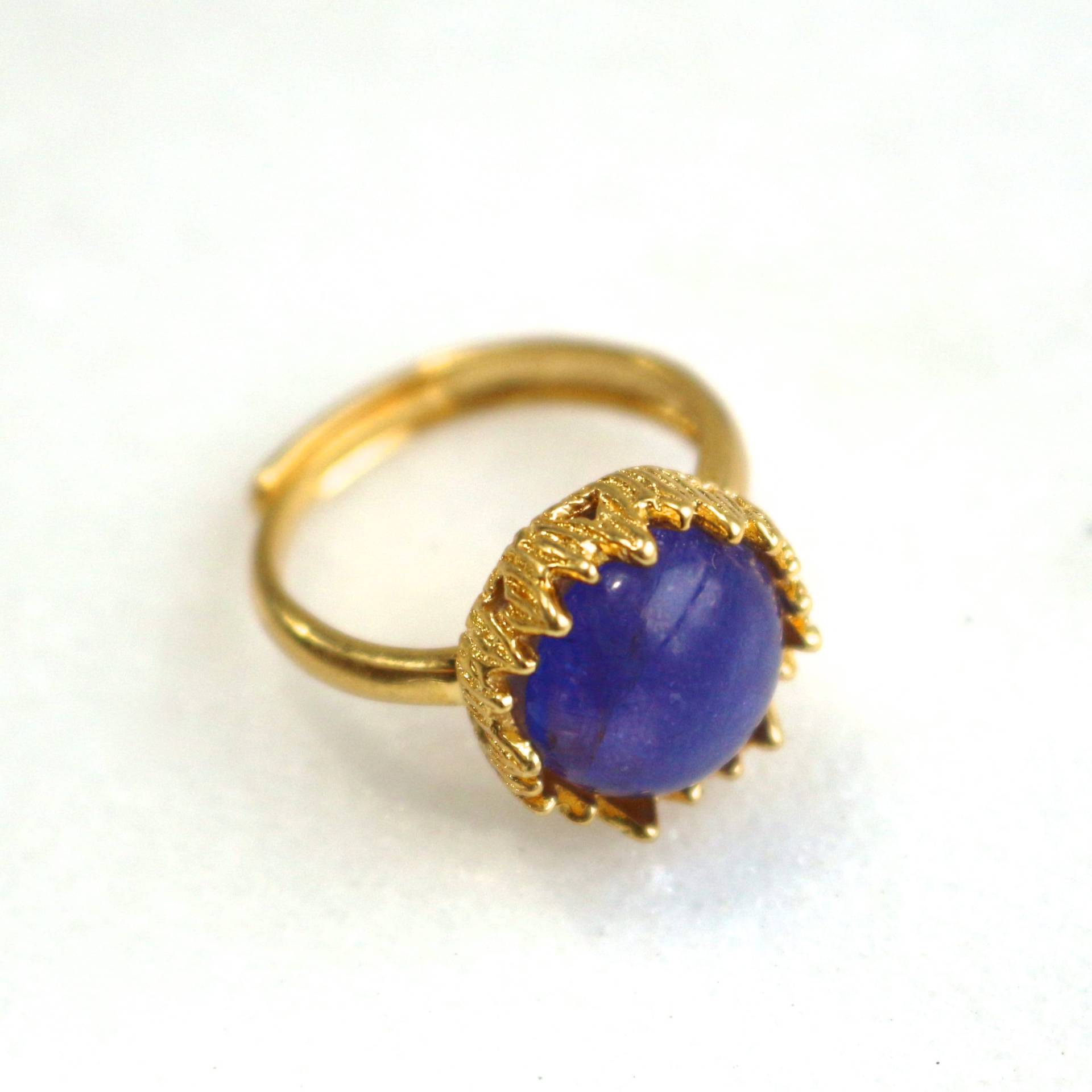Zarter Tansanit Lüster Runder Cabochon Ring Aus 22K Gold Vermeil Zarter Tansanit Lüster Runder Cabochon Ring Aus 22K Gold Vermeil von TheAtelier