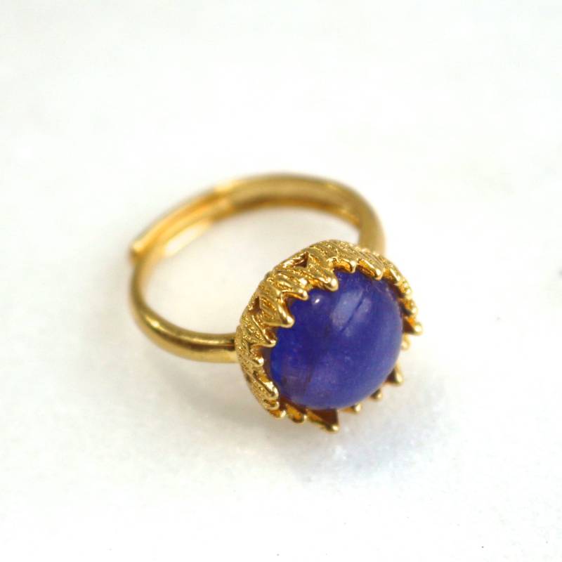 Zarter Tansanit Lüster Runder Cabochon Ring Aus 22K Gold Vermeil Zarter Tansanit Lüster Runder Cabochon Ring Aus 22K Gold Vermeil von TheAtelier