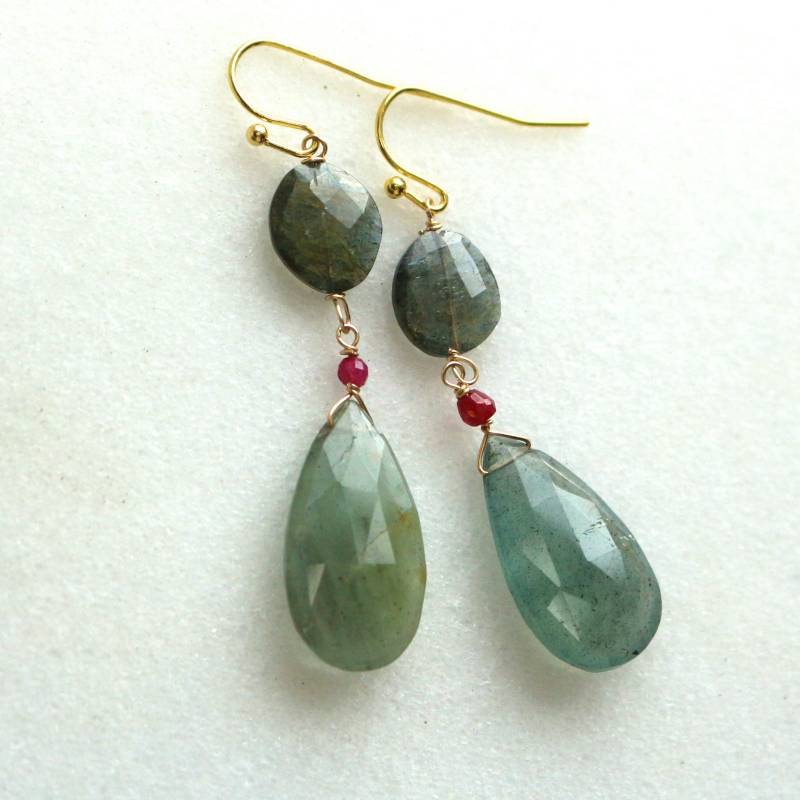 x Große Moos Aquamarin Fokal Ohrringe Mit Goldhaken von TheAtelier