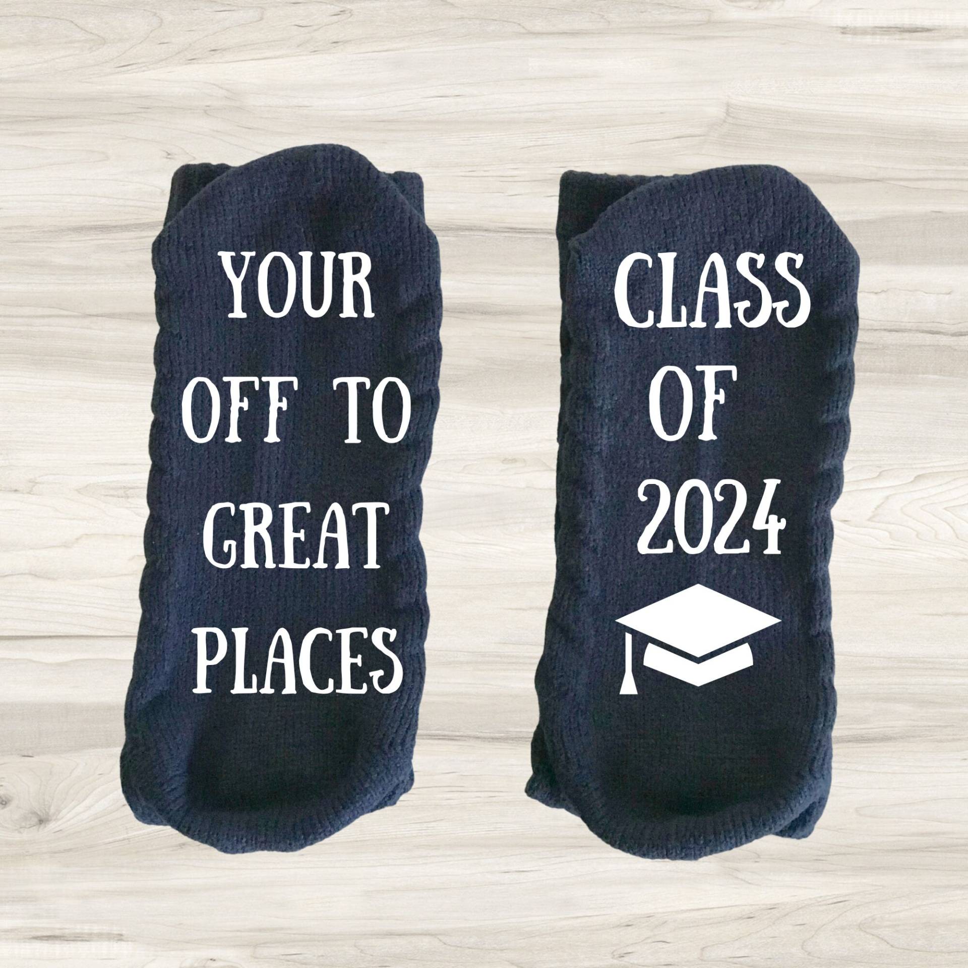Ich Bin Auf Dem Weg Zu Großartigen Orten 2024 Graduierte Klasse Von Socken Abschlussgeschenk Graduierung Geschenk Für Geschenkklasse Ich Bin Auf Dem Weg Zu Großartigen Orten 2024 Graduierte Klasse Von Socken Abschlussgeschenk Graduierung Geschenk Für Geschenkklasse von TheAvenueGirls